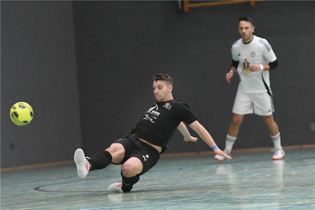 Bei der Hallenfußballstadtmeisterschaft 2024 in Castrop-Rauxel konnte sich der SV Wacker Obercastrop gegen den FC Castrop-Rauxel im Endspiel knapp mit 2:1 durchsetzen. Hier sind alle Bilder von der Vorrunde am Samstag (28. Dezember) bis zur Endrunde (29. Dezember) auf einen Blick.