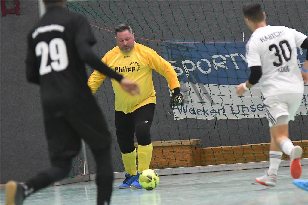 Bei der Hallenfußballstadtmeisterschaft 2024 in Castrop-Rauxel konnte sich der SV Wacker Obercastrop gegen den FC Castrop-Rauxel im Endspiel knapp mit 2:1 durchsetzen. Hier sind alle Bilder von der Vorrunde am Samstag (28. Dezember) bis zur Endrunde (29. Dezember) auf einen Blick.