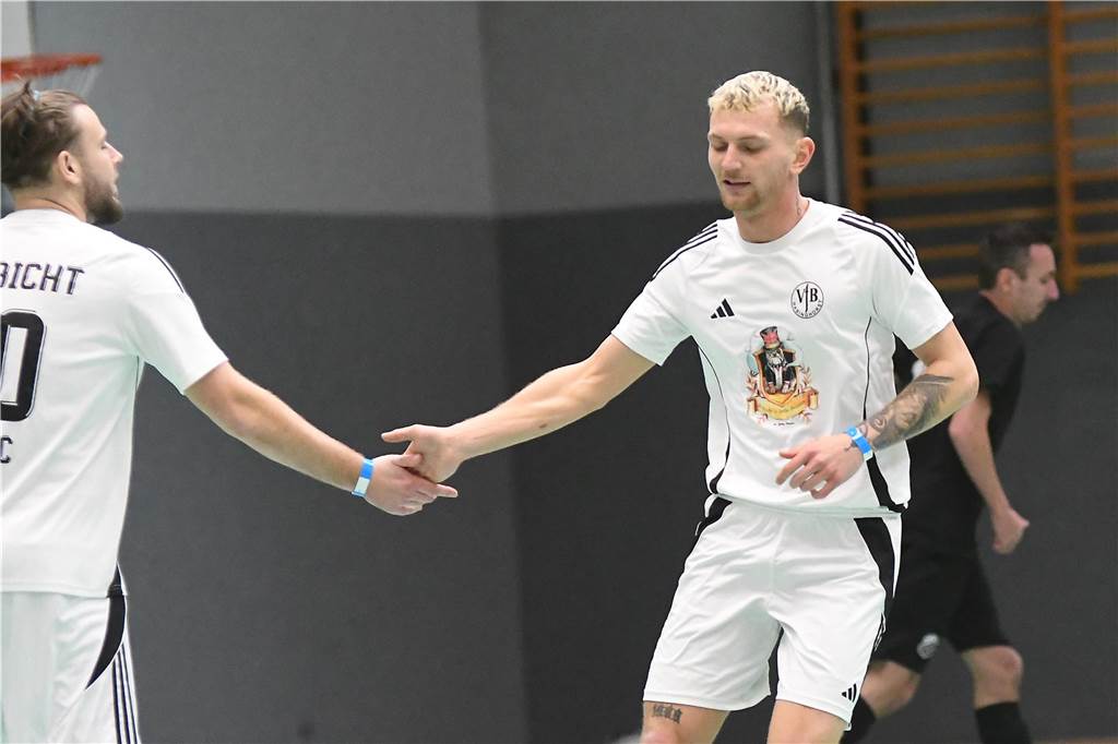 Bei der Hallenfußballstadtmeisterschaft 2024 in Castrop-Rauxel konnte sich der SV Wacker Obercastrop gegen den FC Castrop-Rauxel im Endspiel knapp mit 2:1 durchsetzen. Hier sind alle Bilder von der Vorrunde am Samstag (28. Dezember) bis zur Endrunde (29. Dezember) auf einen Blick.
