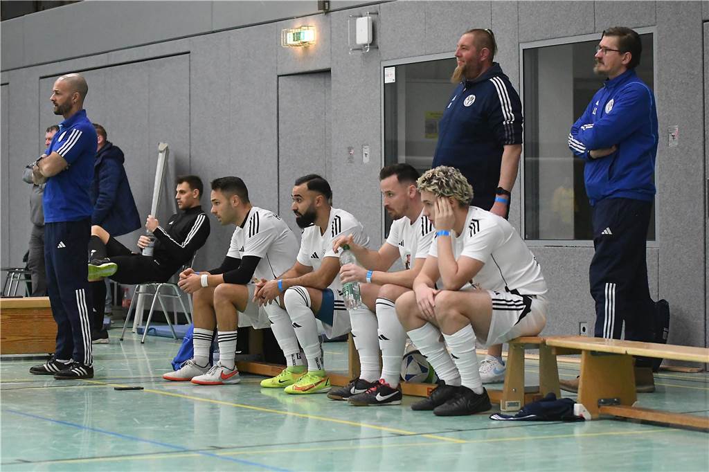 Bei der Hallenfußballstadtmeisterschaft 2024 in Castrop-Rauxel konnte sich der SV Wacker Obercastrop gegen den FC Castrop-Rauxel im Endspiel knapp mit 2:1 durchsetzen. Hier sind alle Bilder von der Vorrunde am Samstag (28. Dezember) bis zur Endrunde (29. Dezember) auf einen Blick.