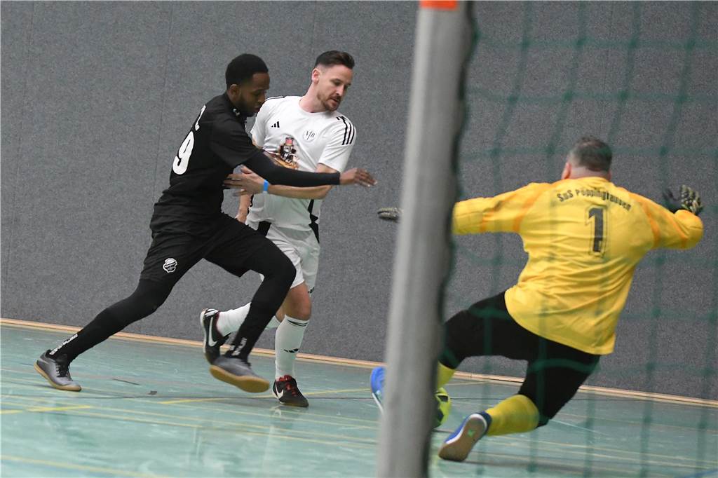 Bei der Hallenfußballstadtmeisterschaft 2024 in Castrop-Rauxel konnte sich der SV Wacker Obercastrop gegen den FC Castrop-Rauxel im Endspiel knapp mit 2:1 durchsetzen. Hier sind alle Bilder von der Vorrunde am Samstag (28. Dezember) bis zur Endrunde (29. Dezember) auf einen Blick.