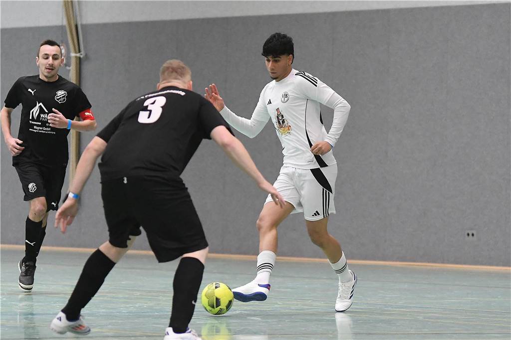 Bei der Hallenfußballstadtmeisterschaft 2024 in Castrop-Rauxel konnte sich der SV Wacker Obercastrop gegen den FC Castrop-Rauxel im Endspiel knapp mit 2:1 durchsetzen. Hier sind alle Bilder von der Vorrunde am Samstag (28. Dezember) bis zur Endrunde (29. Dezember) auf einen Blick.