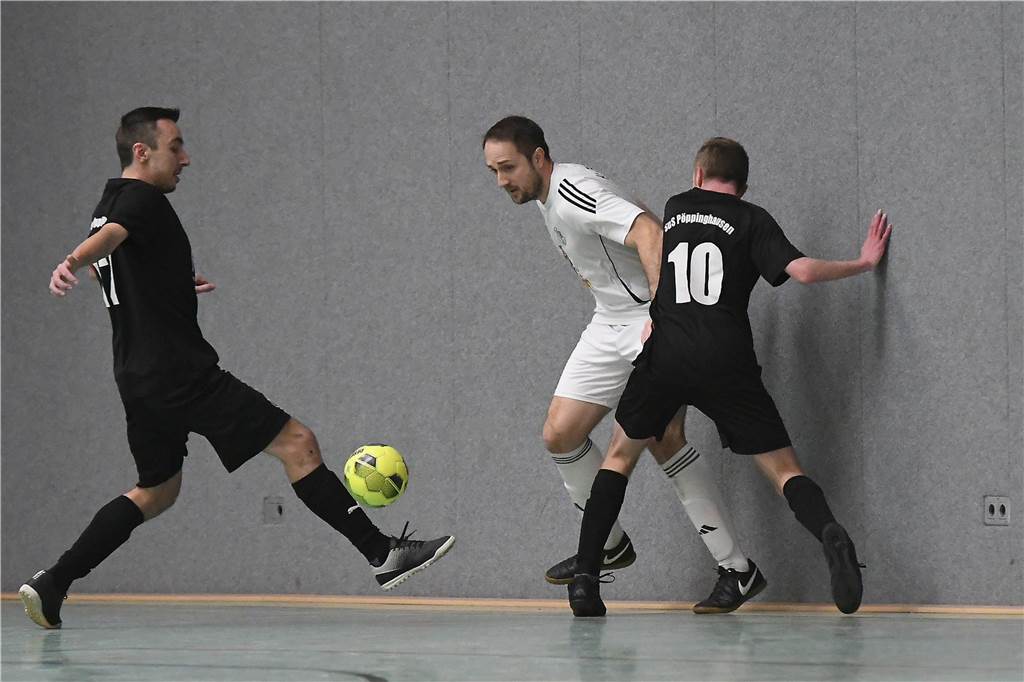 Bei der Hallenfußballstadtmeisterschaft 2024 in Castrop-Rauxel konnte sich der SV Wacker Obercastrop gegen den FC Castrop-Rauxel im Endspiel knapp mit 2:1 durchsetzen. Hier sind alle Bilder von der Vorrunde am Samstag (28. Dezember) bis zur Endrunde (29. Dezember) auf einen Blick.