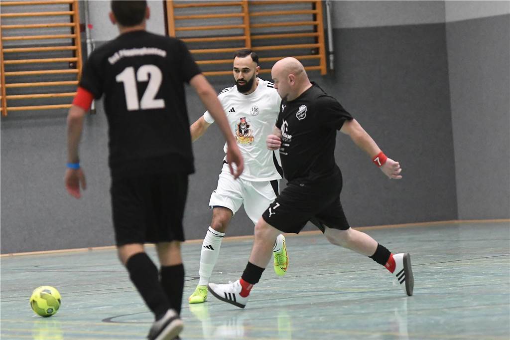 Bei der Hallenfußballstadtmeisterschaft 2024 in Castrop-Rauxel konnte sich der SV Wacker Obercastrop gegen den FC Castrop-Rauxel im Endspiel knapp mit 2:1 durchsetzen. Hier sind alle Bilder von der Vorrunde am Samstag (28. Dezember) bis zur Endrunde (29. Dezember) auf einen Blick.