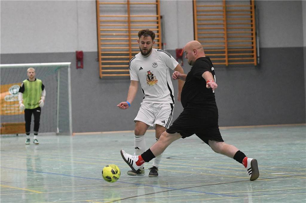 Bei der Hallenfußballstadtmeisterschaft 2024 in Castrop-Rauxel konnte sich der SV Wacker Obercastrop gegen den FC Castrop-Rauxel im Endspiel knapp mit 2:1 durchsetzen. Hier sind alle Bilder von der Vorrunde am Samstag (28. Dezember) bis zur Endrunde (29. Dezember) auf einen Blick.