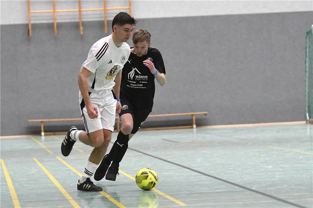 Bei der Hallenfußballstadtmeisterschaft 2024 in Castrop-Rauxel konnte sich der SV Wacker Obercastrop gegen den FC Castrop-Rauxel im Endspiel knapp mit 2:1 durchsetzen. Hier sind alle Bilder von der Vorrunde am Samstag (28. Dezember) bis zur Endrunde (29. Dezember) auf einen Blick.