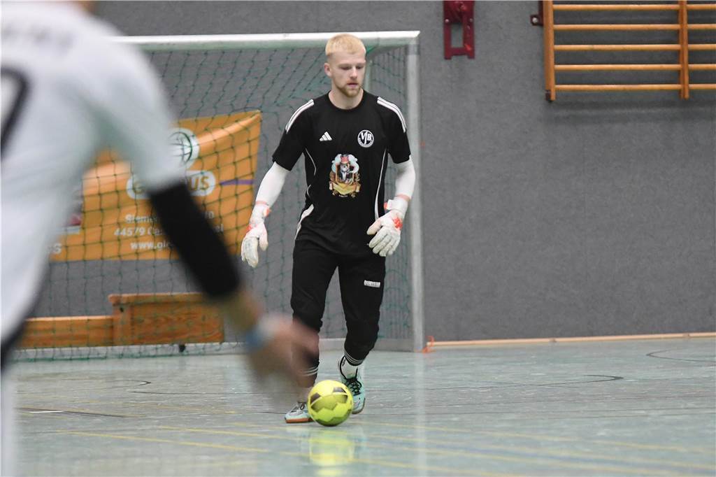 Bei der Hallenfußballstadtmeisterschaft 2024 in Castrop-Rauxel konnte sich der SV Wacker Obercastrop gegen den FC Castrop-Rauxel im Endspiel knapp mit 2:1 durchsetzen. Hier sind alle Bilder von der Vorrunde am Samstag (28. Dezember) bis zur Endrunde (29. Dezember) auf einen Blick.
