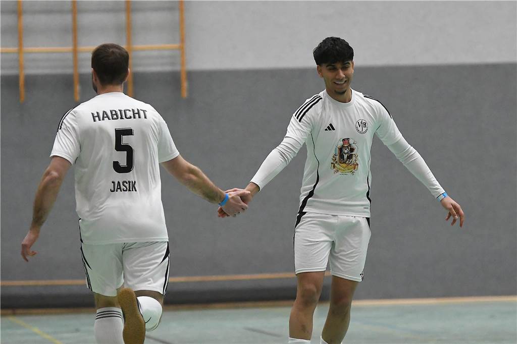 Bei der Hallenfußballstadtmeisterschaft 2024 in Castrop-Rauxel konnte sich der SV Wacker Obercastrop gegen den FC Castrop-Rauxel im Endspiel knapp mit 2:1 durchsetzen. Hier sind alle Bilder von der Vorrunde am Samstag (28. Dezember) bis zur Endrunde (29. Dezember) auf einen Blick.