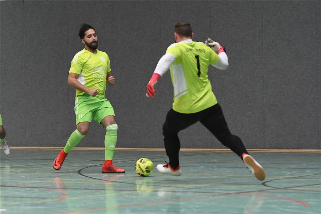Bei der Hallenfußballstadtmeisterschaft 2024 in Castrop-Rauxel konnte sich der SV Wacker Obercastrop gegen den FC Castrop-Rauxel im Endspiel knapp mit 2:1 durchsetzen. Hier sind alle Bilder von der Vorrunde am Samstag (28. Dezember) bis zur Endrunde (29. Dezember) auf einen Blick.
