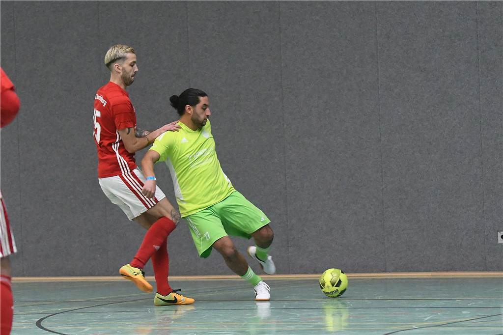 Bei der Hallenfußballstadtmeisterschaft 2024 in Castrop-Rauxel konnte sich der SV Wacker Obercastrop gegen den FC Castrop-Rauxel im Endspiel knapp mit 2:1 durchsetzen. Hier sind alle Bilder von der Vorrunde am Samstag (28. Dezember) bis zur Endrunde (29. Dezember) auf einen Blick.