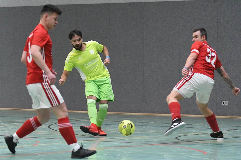 Bei der Hallenfußballstadtmeisterschaft 2024 in Castrop-Rauxel konnte sich der SV Wacker Obercastrop gegen den FC Castrop-Rauxel im Endspiel knapp mit 2:1 durchsetzen. Hier sind alle Bilder von der Vorrunde am Samstag (28. Dezember) bis zur Endrunde (29. Dezember) auf einen Blick.
