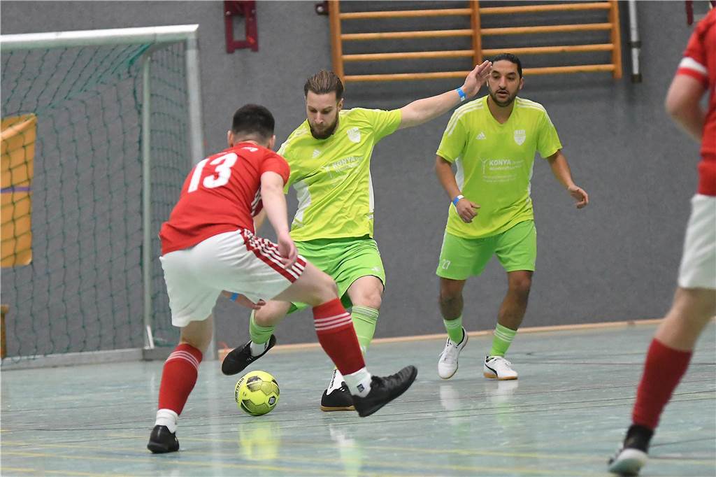 Bei der Hallenfußballstadtmeisterschaft 2024 in Castrop-Rauxel konnte sich der SV Wacker Obercastrop gegen den FC Castrop-Rauxel im Endspiel knapp mit 2:1 durchsetzen. Hier sind alle Bilder von der Vorrunde am Samstag (28. Dezember) bis zur Endrunde (29. Dezember) auf einen Blick.