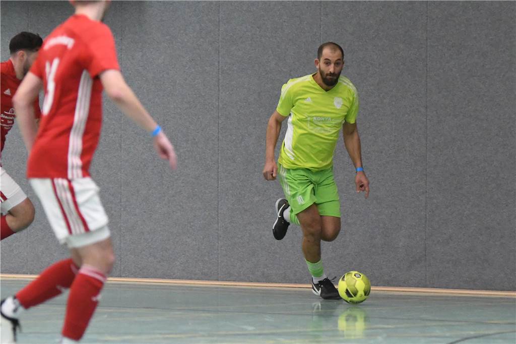 Bei der Hallenfußballstadtmeisterschaft 2024 in Castrop-Rauxel konnte sich der SV Wacker Obercastrop gegen den FC Castrop-Rauxel im Endspiel knapp mit 2:1 durchsetzen. Hier sind alle Bilder von der Vorrunde am Samstag (28. Dezember) bis zur Endrunde (29. Dezember) auf einen Blick.