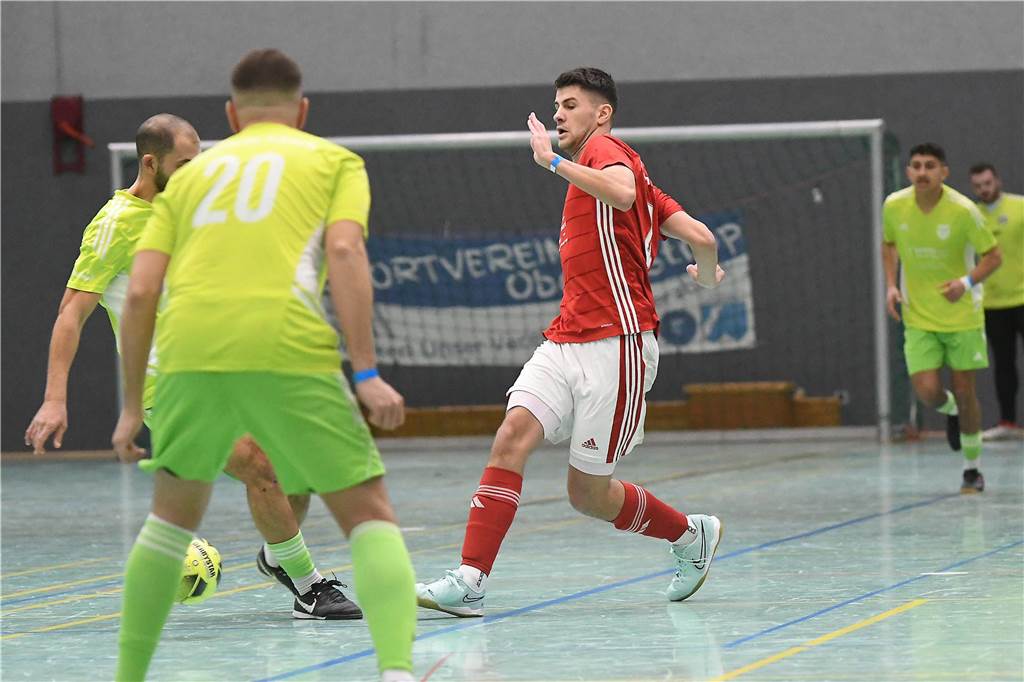 Bei der Hallenfußballstadtmeisterschaft 2024 in Castrop-Rauxel konnte sich der SV Wacker Obercastrop gegen den FC Castrop-Rauxel im Endspiel knapp mit 2:1 durchsetzen. Hier sind alle Bilder von der Vorrunde am Samstag (28. Dezember) bis zur Endrunde (29. Dezember) auf einen Blick.