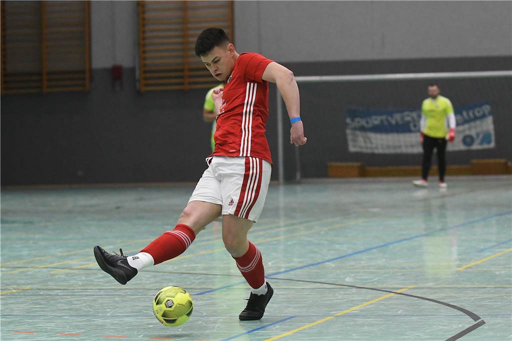 Bei der Hallenfußballstadtmeisterschaft 2024 in Castrop-Rauxel konnte sich der SV Wacker Obercastrop gegen den FC Castrop-Rauxel im Endspiel knapp mit 2:1 durchsetzen. Hier sind alle Bilder von der Vorrunde am Samstag (28. Dezember) bis zur Endrunde (29. Dezember) auf einen Blick.