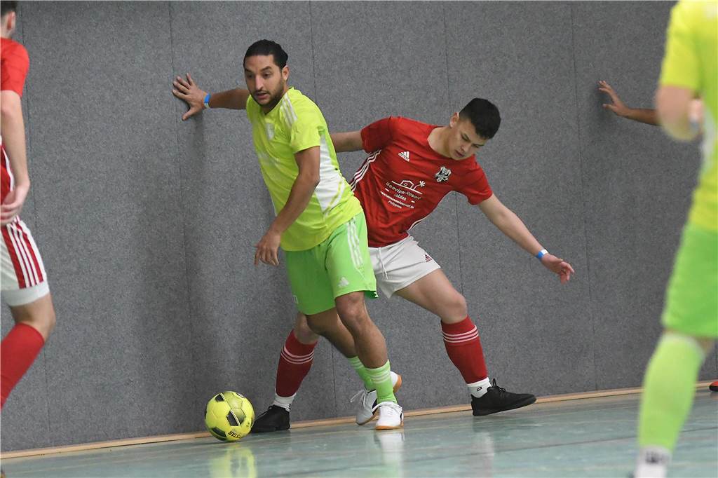 Bei der Hallenfußballstadtmeisterschaft 2024 in Castrop-Rauxel konnte sich der SV Wacker Obercastrop gegen den FC Castrop-Rauxel im Endspiel knapp mit 2:1 durchsetzen. Hier sind alle Bilder von der Vorrunde am Samstag (28. Dezember) bis zur Endrunde (29. Dezember) auf einen Blick.