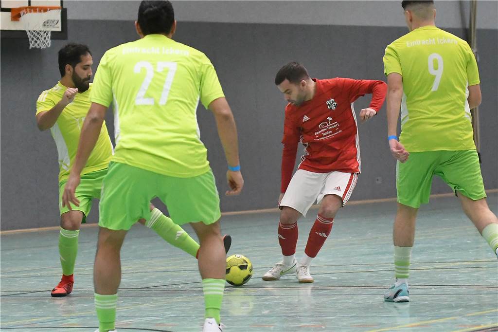 Bei der Hallenfußballstadtmeisterschaft 2024 in Castrop-Rauxel konnte sich der SV Wacker Obercastrop gegen den FC Castrop-Rauxel im Endspiel knapp mit 2:1 durchsetzen. Hier sind alle Bilder von der Vorrunde am Samstag (28. Dezember) bis zur Endrunde (29. Dezember) auf einen Blick.
