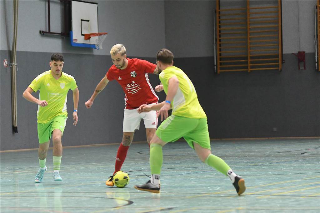 Bei der Hallenfußballstadtmeisterschaft 2024 in Castrop-Rauxel konnte sich der SV Wacker Obercastrop gegen den FC Castrop-Rauxel im Endspiel knapp mit 2:1 durchsetzen. Hier sind alle Bilder von der Vorrunde am Samstag (28. Dezember) bis zur Endrunde (29. Dezember) auf einen Blick.