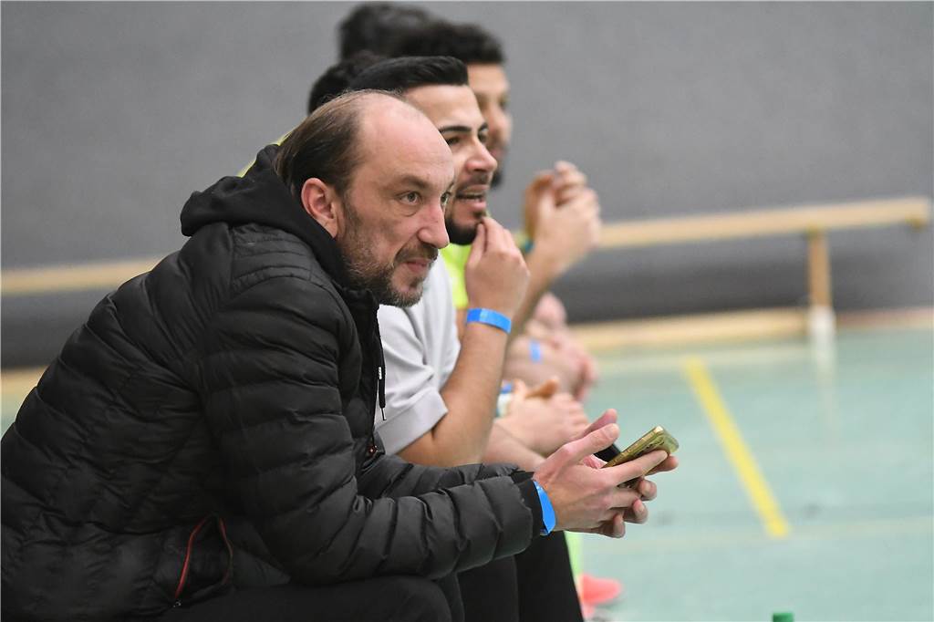 Bei der Hallenfußballstadtmeisterschaft 2024 in Castrop-Rauxel konnte sich der SV Wacker Obercastrop gegen den FC Castrop-Rauxel im Endspiel knapp mit 2:1 durchsetzen. Hier sind alle Bilder von der Vorrunde am Samstag (28. Dezember) bis zur Endrunde (29. Dezember) auf einen Blick.