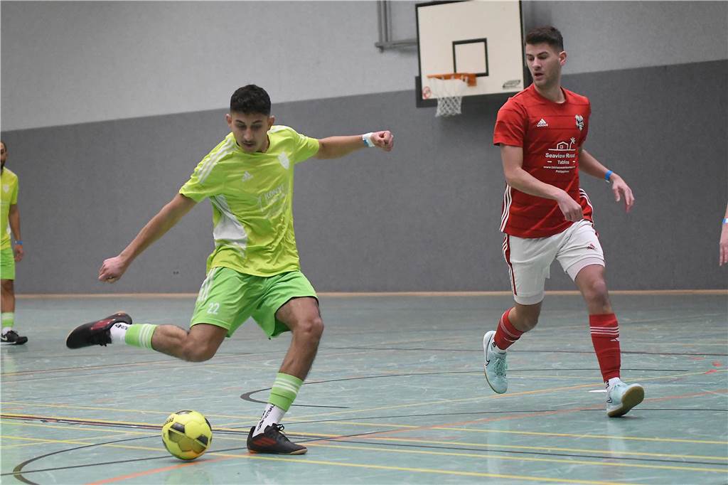 Bei der Hallenfußballstadtmeisterschaft 2024 in Castrop-Rauxel konnte sich der SV Wacker Obercastrop gegen den FC Castrop-Rauxel im Endspiel knapp mit 2:1 durchsetzen. Hier sind alle Bilder von der Vorrunde am Samstag (28. Dezember) bis zur Endrunde (29. Dezember) auf einen Blick.