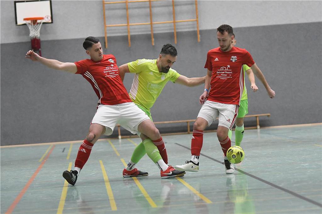 Bei der Hallenfußballstadtmeisterschaft 2024 in Castrop-Rauxel konnte sich der SV Wacker Obercastrop gegen den FC Castrop-Rauxel im Endspiel knapp mit 2:1 durchsetzen. Hier sind alle Bilder von der Vorrunde am Samstag (28. Dezember) bis zur Endrunde (29. Dezember) auf einen Blick.