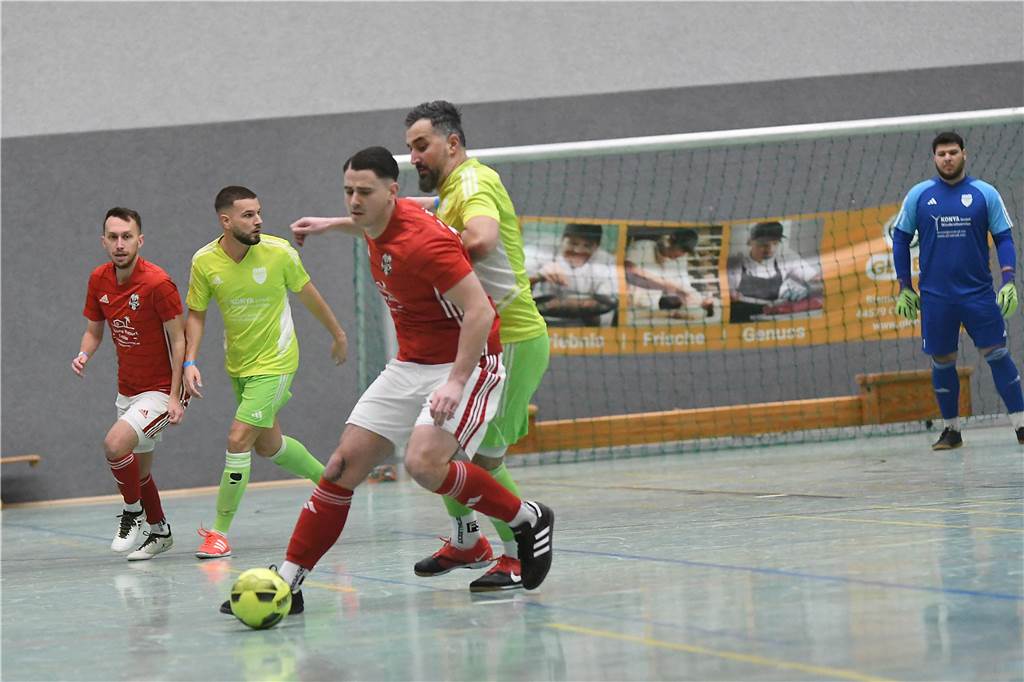 Bei der Hallenfußballstadtmeisterschaft 2024 in Castrop-Rauxel konnte sich der SV Wacker Obercastrop gegen den FC Castrop-Rauxel im Endspiel knapp mit 2:1 durchsetzen. Hier sind alle Bilder von der Vorrunde am Samstag (28. Dezember) bis zur Endrunde (29. Dezember) auf einen Blick.