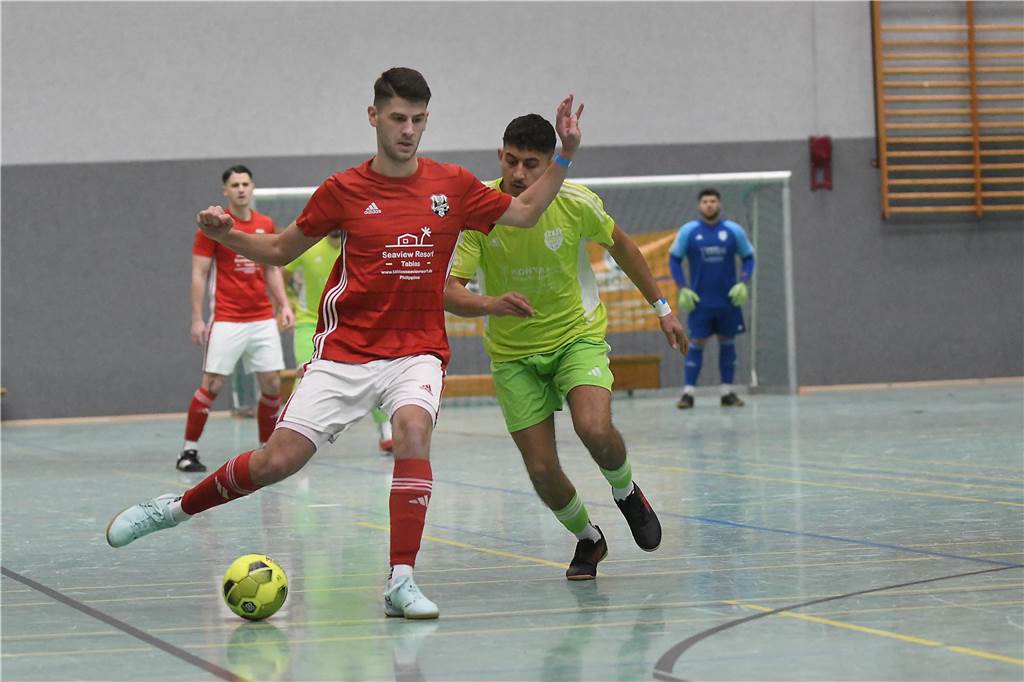 Bei der Hallenfußballstadtmeisterschaft 2024 in Castrop-Rauxel konnte sich der SV Wacker Obercastrop gegen den FC Castrop-Rauxel im Endspiel knapp mit 2:1 durchsetzen. Hier sind alle Bilder von der Vorrunde am Samstag (28. Dezember) bis zur Endrunde (29. Dezember) auf einen Blick.