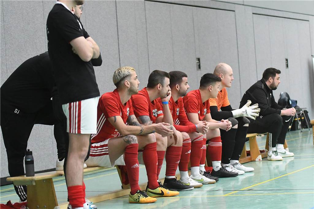 Bei der Hallenfußballstadtmeisterschaft 2024 in Castrop-Rauxel konnte sich der SV Wacker Obercastrop gegen den FC Castrop-Rauxel im Endspiel knapp mit 2:1 durchsetzen. Hier sind alle Bilder von der Vorrunde am Samstag (28. Dezember) bis zur Endrunde (29. Dezember) auf einen Blick.