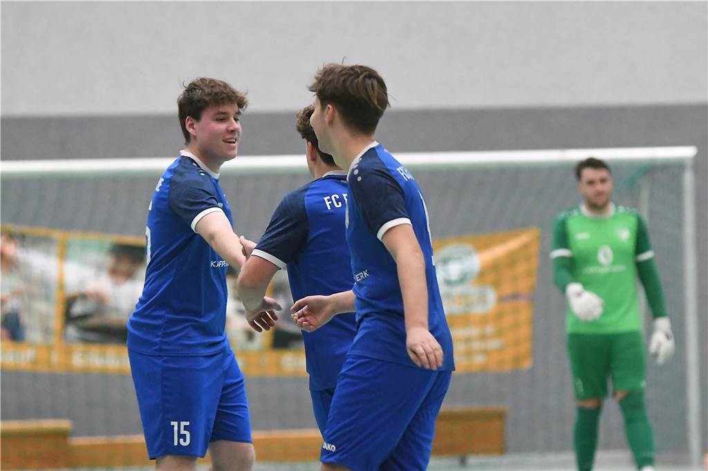 Bei der Hallenfußballstadtmeisterschaft 2024 in Castrop-Rauxel konnte sich der SV Wacker Obercastrop gegen den FC Castrop-Rauxel im Endspiel knapp mit 2:1 durchsetzen. Hier sind alle Bilder von der Vorrunde am Samstag (28. Dezember) bis zur Endrunde (29. Dezember) auf einen Blick.