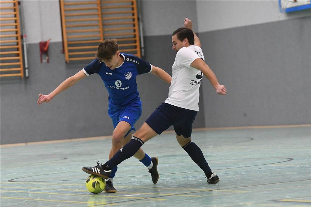 Bei der Hallenfußballstadtmeisterschaft 2024 in Castrop-Rauxel konnte sich der SV Wacker Obercastrop gegen den FC Castrop-Rauxel im Endspiel knapp mit 2:1 durchsetzen. Hier sind alle Bilder von der Vorrunde am Samstag (28. Dezember) bis zur Endrunde (29. Dezember) auf einen Blick.