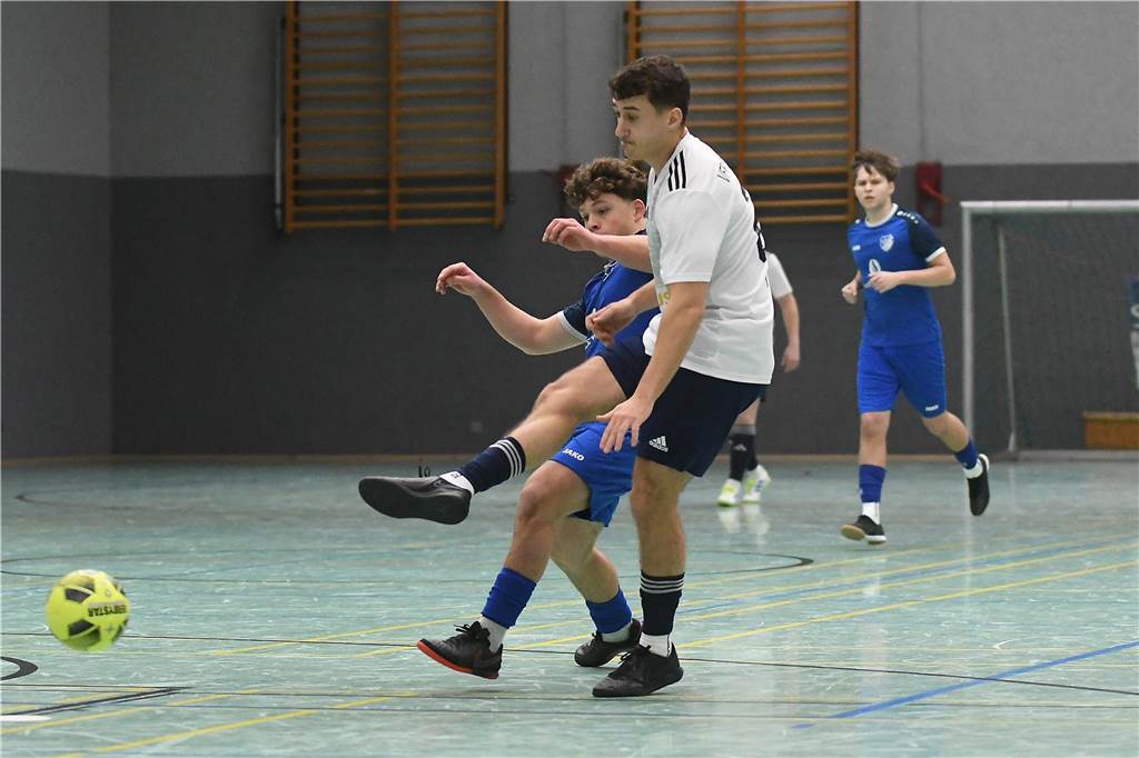 Bei der Hallenfußballstadtmeisterschaft 2024 in Castrop-Rauxel konnte sich der SV Wacker Obercastrop gegen den FC Castrop-Rauxel im Endspiel knapp mit 2:1 durchsetzen. Hier sind alle Bilder von der Vorrunde am Samstag (28. Dezember) bis zur Endrunde (29. Dezember) auf einen Blick.