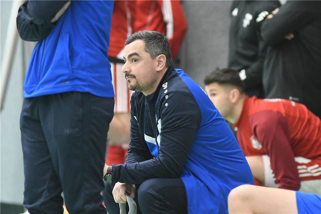 Bei der Hallenfußballstadtmeisterschaft 2024 in Castrop-Rauxel konnte sich der SV Wacker Obercastrop gegen den FC Castrop-Rauxel im Endspiel knapp mit 2:1 durchsetzen. Hier sind alle Bilder von der Vorrunde am Samstag (28. Dezember) bis zur Endrunde (29. Dezember) auf einen Blick.
