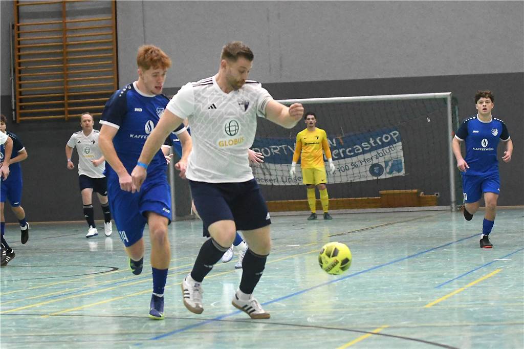 Bei der Hallenfußballstadtmeisterschaft 2024 in Castrop-Rauxel konnte sich der SV Wacker Obercastrop gegen den FC Castrop-Rauxel im Endspiel knapp mit 2:1 durchsetzen. Hier sind alle Bilder von der Vorrunde am Samstag (28. Dezember) bis zur Endrunde (29. Dezember) auf einen Blick.