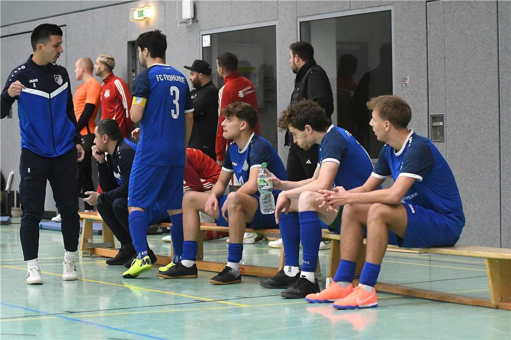 Bei der Hallenfußballstadtmeisterschaft 2024 in Castrop-Rauxel konnte sich der SV Wacker Obercastrop gegen den FC Castrop-Rauxel im Endspiel knapp mit 2:1 durchsetzen. Hier sind alle Bilder von der Vorrunde am Samstag (28. Dezember) bis zur Endrunde (29. Dezember) auf einen Blick.