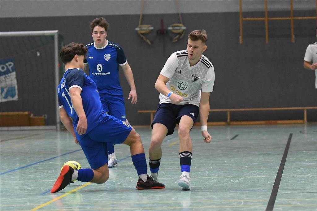 Bei der Hallenfußballstadtmeisterschaft 2024 in Castrop-Rauxel konnte sich der SV Wacker Obercastrop gegen den FC Castrop-Rauxel im Endspiel knapp mit 2:1 durchsetzen. Hier sind alle Bilder von der Vorrunde am Samstag (28. Dezember) bis zur Endrunde (29. Dezember) auf einen Blick.