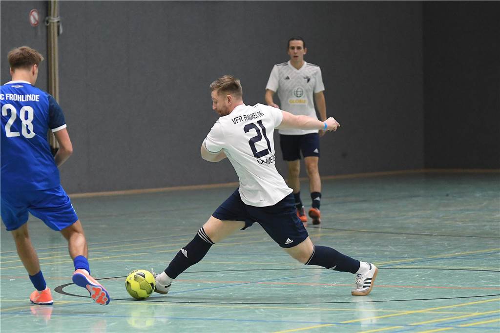 Bei der Hallenfußballstadtmeisterschaft 2024 in Castrop-Rauxel konnte sich der SV Wacker Obercastrop gegen den FC Castrop-Rauxel im Endspiel knapp mit 2:1 durchsetzen. Hier sind alle Bilder von der Vorrunde am Samstag (28. Dezember) bis zur Endrunde (29. Dezember) auf einen Blick.