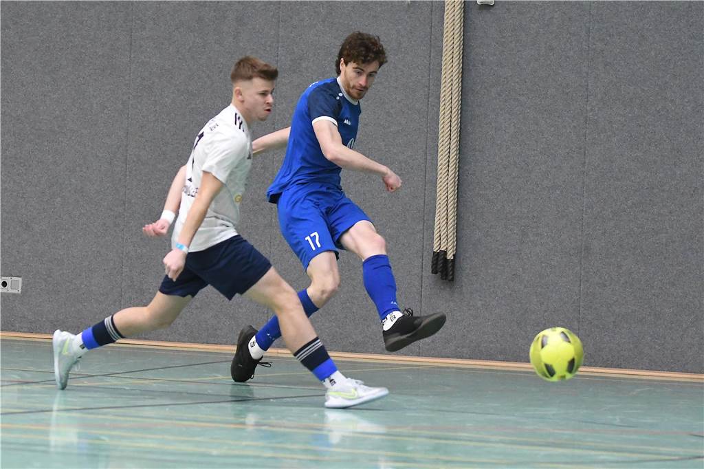 Bei der Hallenfußballstadtmeisterschaft 2024 in Castrop-Rauxel konnte sich der SV Wacker Obercastrop gegen den FC Castrop-Rauxel im Endspiel knapp mit 2:1 durchsetzen. Hier sind alle Bilder von der Vorrunde am Samstag (28. Dezember) bis zur Endrunde (29. Dezember) auf einen Blick.