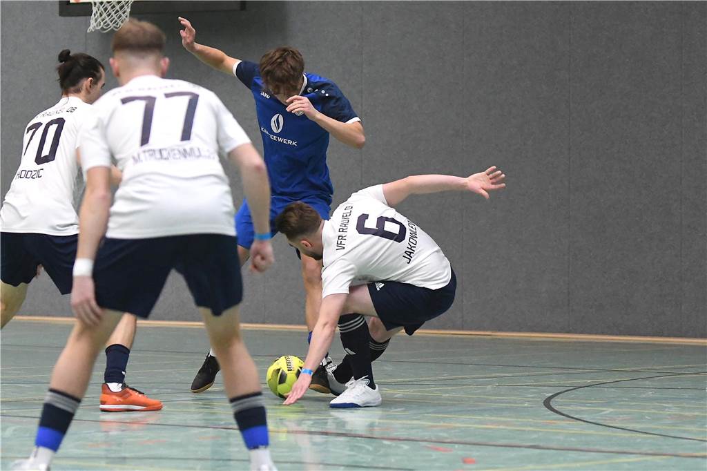 Bei der Hallenfußballstadtmeisterschaft 2024 in Castrop-Rauxel konnte sich der SV Wacker Obercastrop gegen den FC Castrop-Rauxel im Endspiel knapp mit 2:1 durchsetzen. Hier sind alle Bilder von der Vorrunde am Samstag (28. Dezember) bis zur Endrunde (29. Dezember) auf einen Blick.