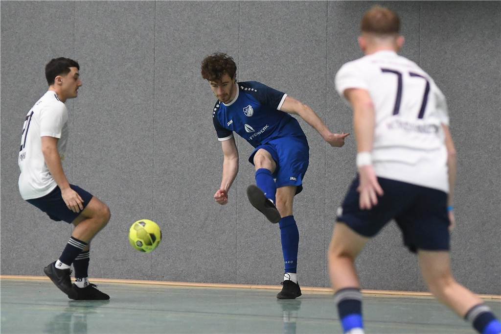Bei der Hallenfußballstadtmeisterschaft 2024 in Castrop-Rauxel konnte sich der SV Wacker Obercastrop gegen den FC Castrop-Rauxel im Endspiel knapp mit 2:1 durchsetzen. Hier sind alle Bilder von der Vorrunde am Samstag (28. Dezember) bis zur Endrunde (29. Dezember) auf einen Blick.