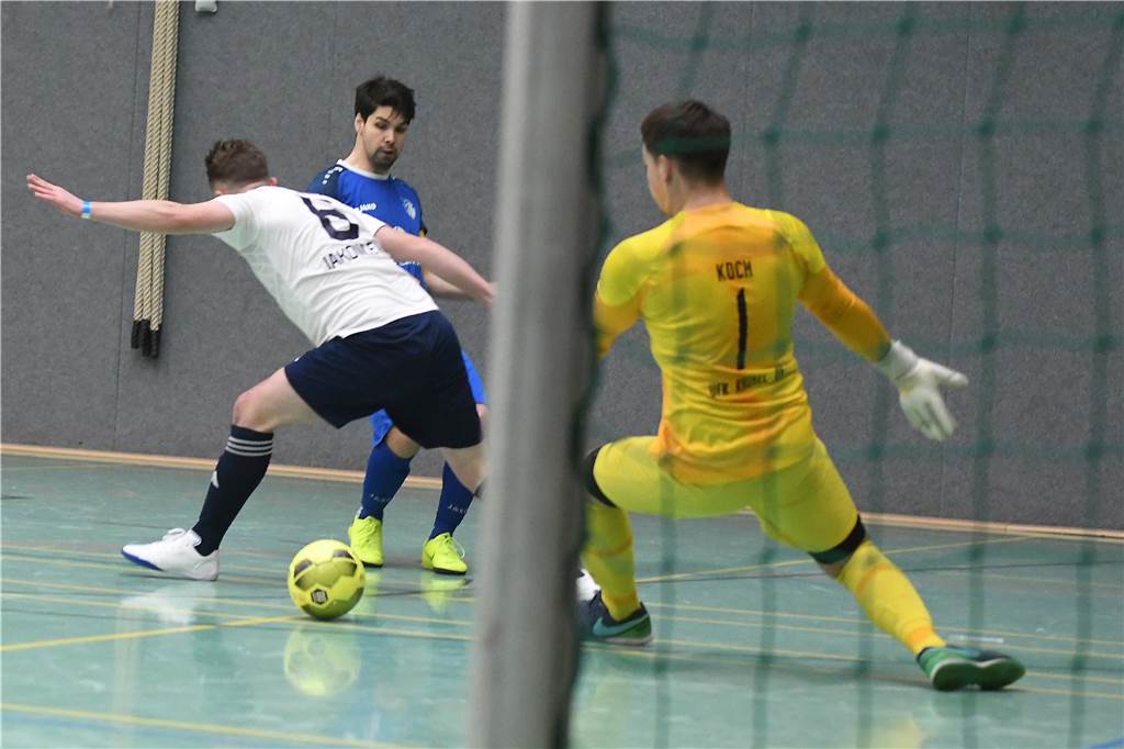 Bei der Hallenfußballstadtmeisterschaft 2024 in Castrop-Rauxel konnte sich der SV Wacker Obercastrop gegen den FC Castrop-Rauxel im Endspiel knapp mit 2:1 durchsetzen. Hier sind alle Bilder von der Vorrunde am Samstag (28. Dezember) bis zur Endrunde (29. Dezember) auf einen Blick.