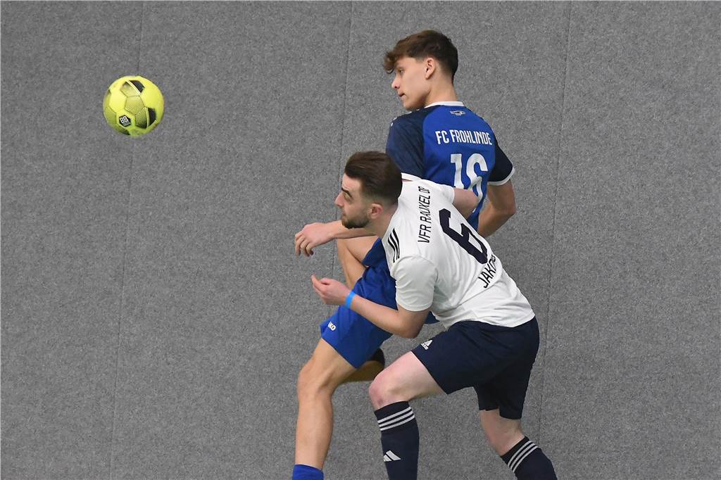 Bei der Hallenfußballstadtmeisterschaft 2024 in Castrop-Rauxel konnte sich der SV Wacker Obercastrop gegen den FC Castrop-Rauxel im Endspiel knapp mit 2:1 durchsetzen. Hier sind alle Bilder von der Vorrunde am Samstag (28. Dezember) bis zur Endrunde (29. Dezember) auf einen Blick.