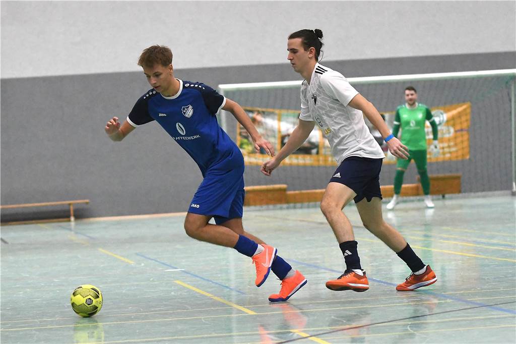 Bei der Hallenfußballstadtmeisterschaft 2024 in Castrop-Rauxel konnte sich der SV Wacker Obercastrop gegen den FC Castrop-Rauxel im Endspiel knapp mit 2:1 durchsetzen. Hier sind alle Bilder von der Vorrunde am Samstag (28. Dezember) bis zur Endrunde (29. Dezember) auf einen Blick.