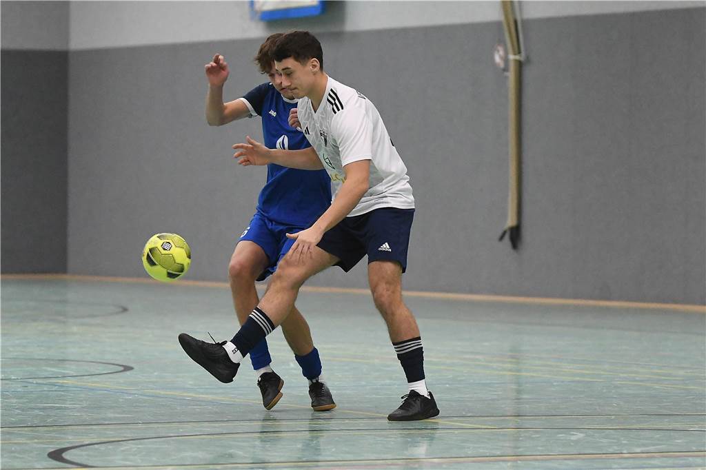 Bei der Hallenfußballstadtmeisterschaft 2024 in Castrop-Rauxel konnte sich der SV Wacker Obercastrop gegen den FC Castrop-Rauxel im Endspiel knapp mit 2:1 durchsetzen. Hier sind alle Bilder von der Vorrunde am Samstag (28. Dezember) bis zur Endrunde (29. Dezember) auf einen Blick.