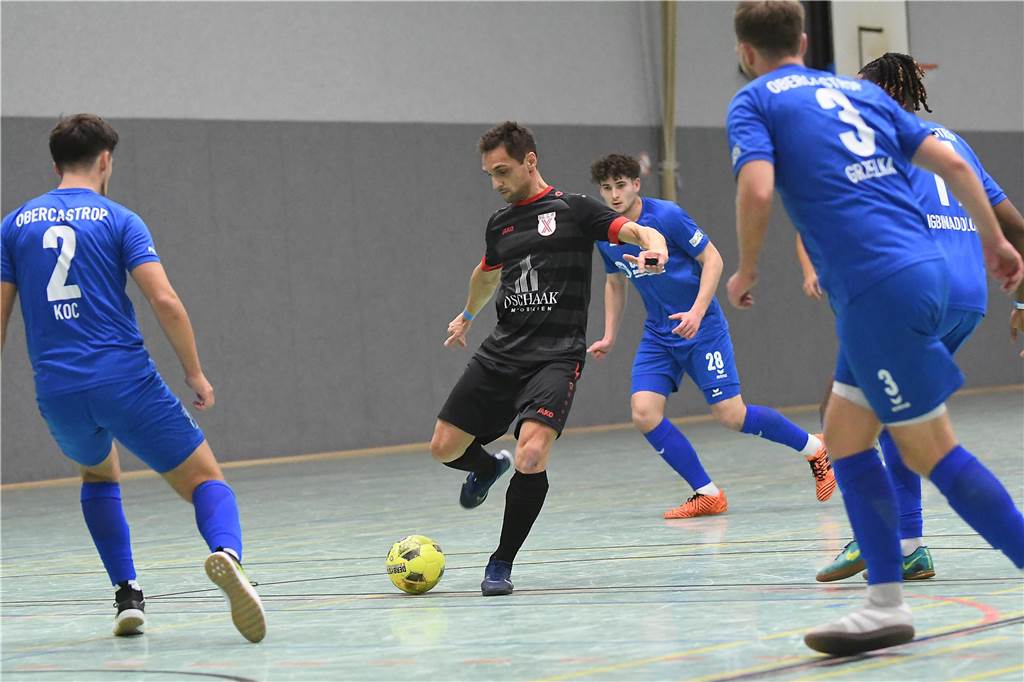 Bei der Hallenfußballstadtmeisterschaft 2024 in Castrop-Rauxel konnte sich der SV Wacker Obercastrop gegen den FC Castrop-Rauxel im Endspiel knapp mit 2:1 durchsetzen. Hier sind alle Bilder von der Vorrunde am Samstag (28. Dezember) bis zur Endrunde (29. Dezember) auf einen Blick.