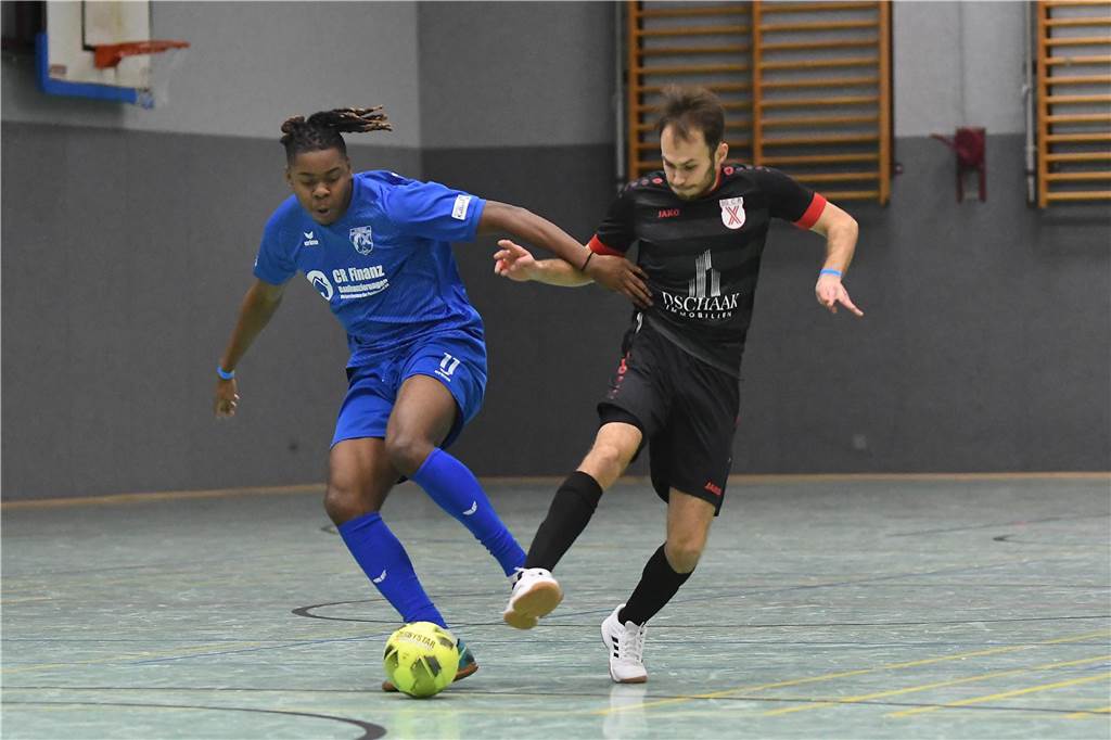 Bei der Hallenfußballstadtmeisterschaft 2024 in Castrop-Rauxel konnte sich der SV Wacker Obercastrop gegen den FC Castrop-Rauxel im Endspiel knapp mit 2:1 durchsetzen. Hier sind alle Bilder von der Vorrunde am Samstag (28. Dezember) bis zur Endrunde (29. Dezember) auf einen Blick.