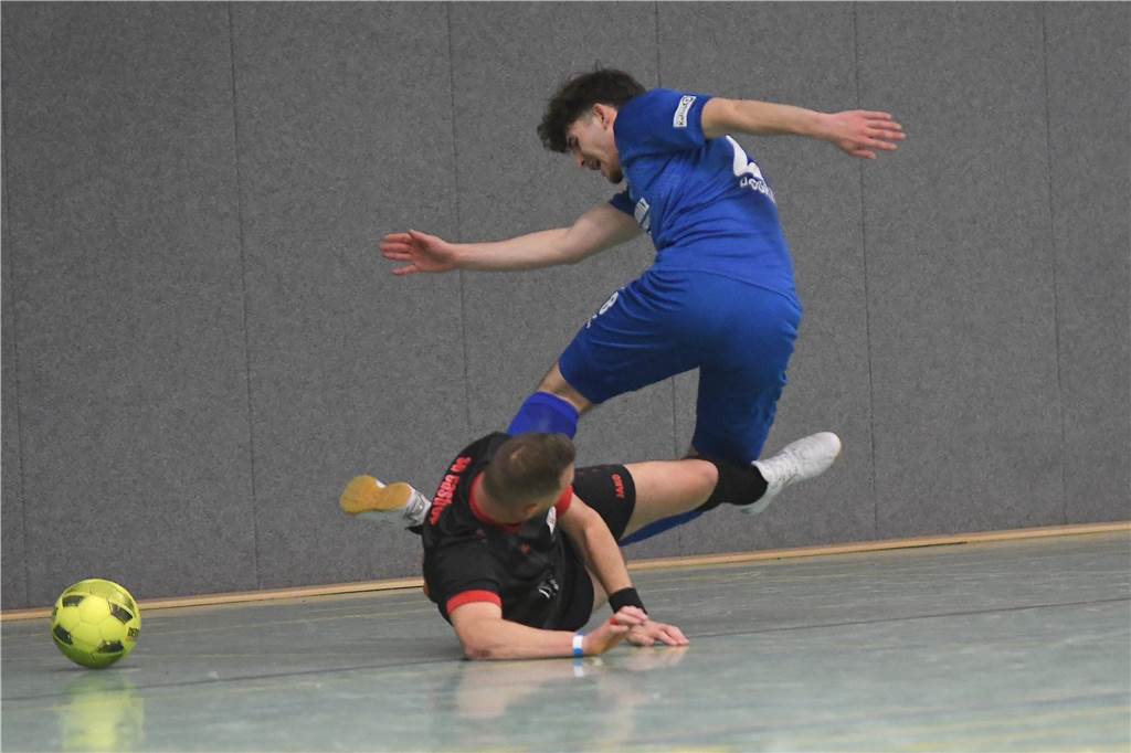 Bei der Hallenfußballstadtmeisterschaft 2024 in Castrop-Rauxel konnte sich der SV Wacker Obercastrop gegen den FC Castrop-Rauxel im Endspiel knapp mit 2:1 durchsetzen. Hier sind alle Bilder von der Vorrunde am Samstag (28. Dezember) bis zur Endrunde (29. Dezember) auf einen Blick.
