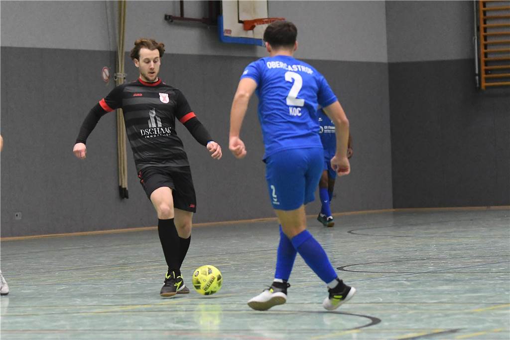 Bei der Hallenfußballstadtmeisterschaft 2024 in Castrop-Rauxel konnte sich der SV Wacker Obercastrop gegen den FC Castrop-Rauxel im Endspiel knapp mit 2:1 durchsetzen. Hier sind alle Bilder von der Vorrunde am Samstag (28. Dezember) bis zur Endrunde (29. Dezember) auf einen Blick.