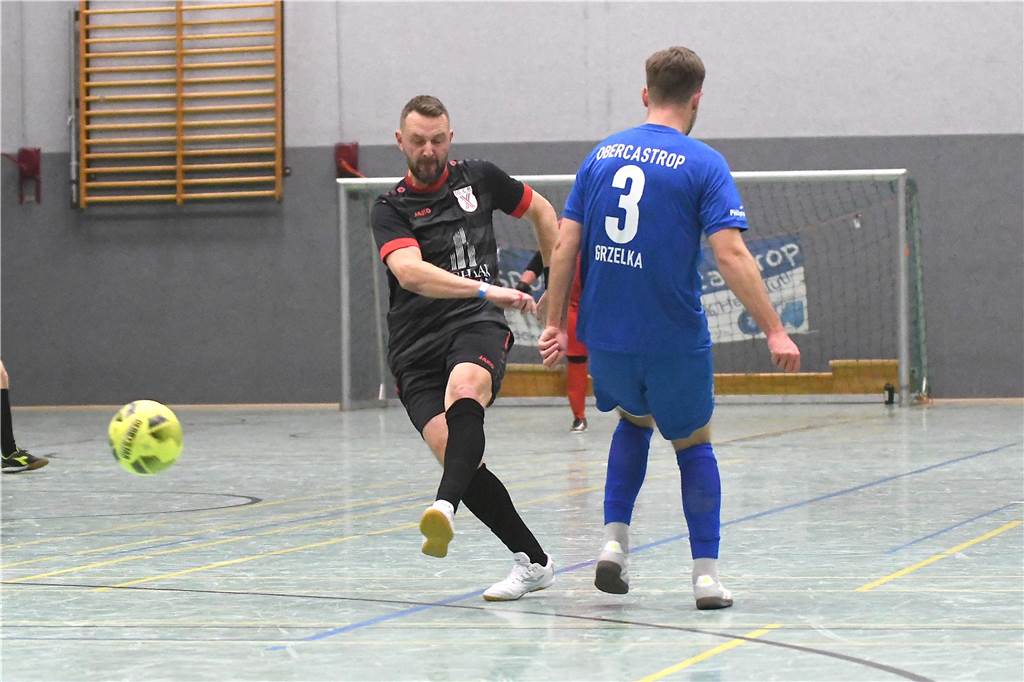 Bei der Hallenfußballstadtmeisterschaft 2024 in Castrop-Rauxel konnte sich der SV Wacker Obercastrop gegen den FC Castrop-Rauxel im Endspiel knapp mit 2:1 durchsetzen. Hier sind alle Bilder von der Vorrunde am Samstag (28. Dezember) bis zur Endrunde (29. Dezember) auf einen Blick.