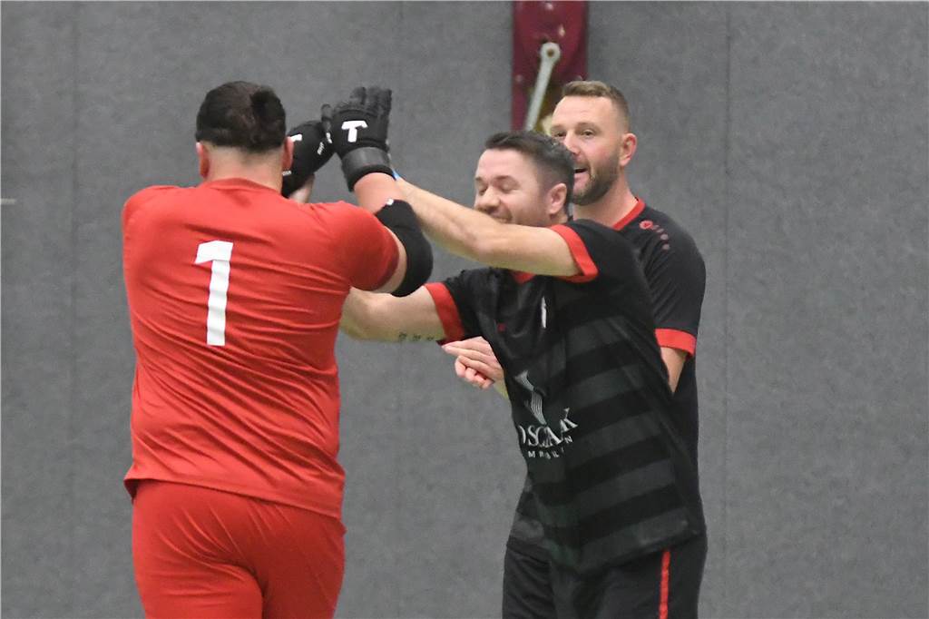 Bei der Hallenfußballstadtmeisterschaft 2024 in Castrop-Rauxel konnte sich der SV Wacker Obercastrop gegen den FC Castrop-Rauxel im Endspiel knapp mit 2:1 durchsetzen. Hier sind alle Bilder von der Vorrunde am Samstag (28. Dezember) bis zur Endrunde (29. Dezember) auf einen Blick.