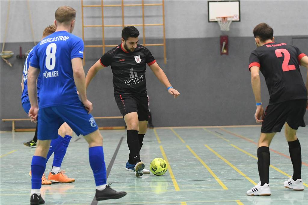 Bei der Hallenfußballstadtmeisterschaft 2024 in Castrop-Rauxel konnte sich der SV Wacker Obercastrop gegen den FC Castrop-Rauxel im Endspiel knapp mit 2:1 durchsetzen. Hier sind alle Bilder von der Vorrunde am Samstag (28. Dezember) bis zur Endrunde (29. Dezember) auf einen Blick.
